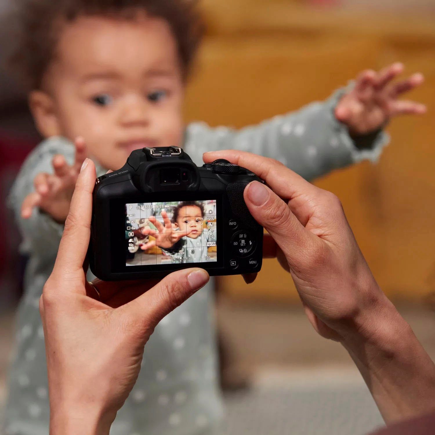 CANON EOS R100 + RF-S 18-45mm F4.5-6.3 IS STM Kit Systemkamera